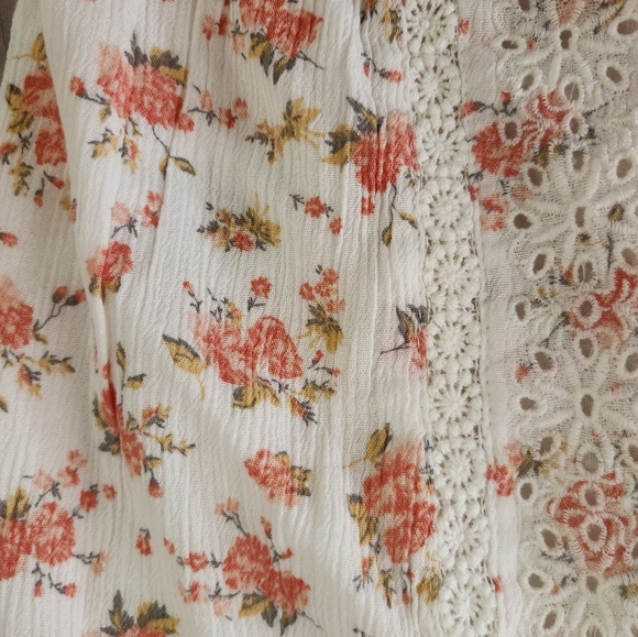 Small American Eagle floral Crop Top - Picture 10 of 13
